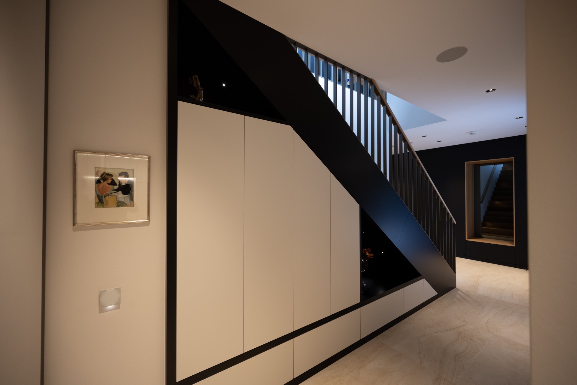 Der Platz unter der Treppe bietet Stauraum