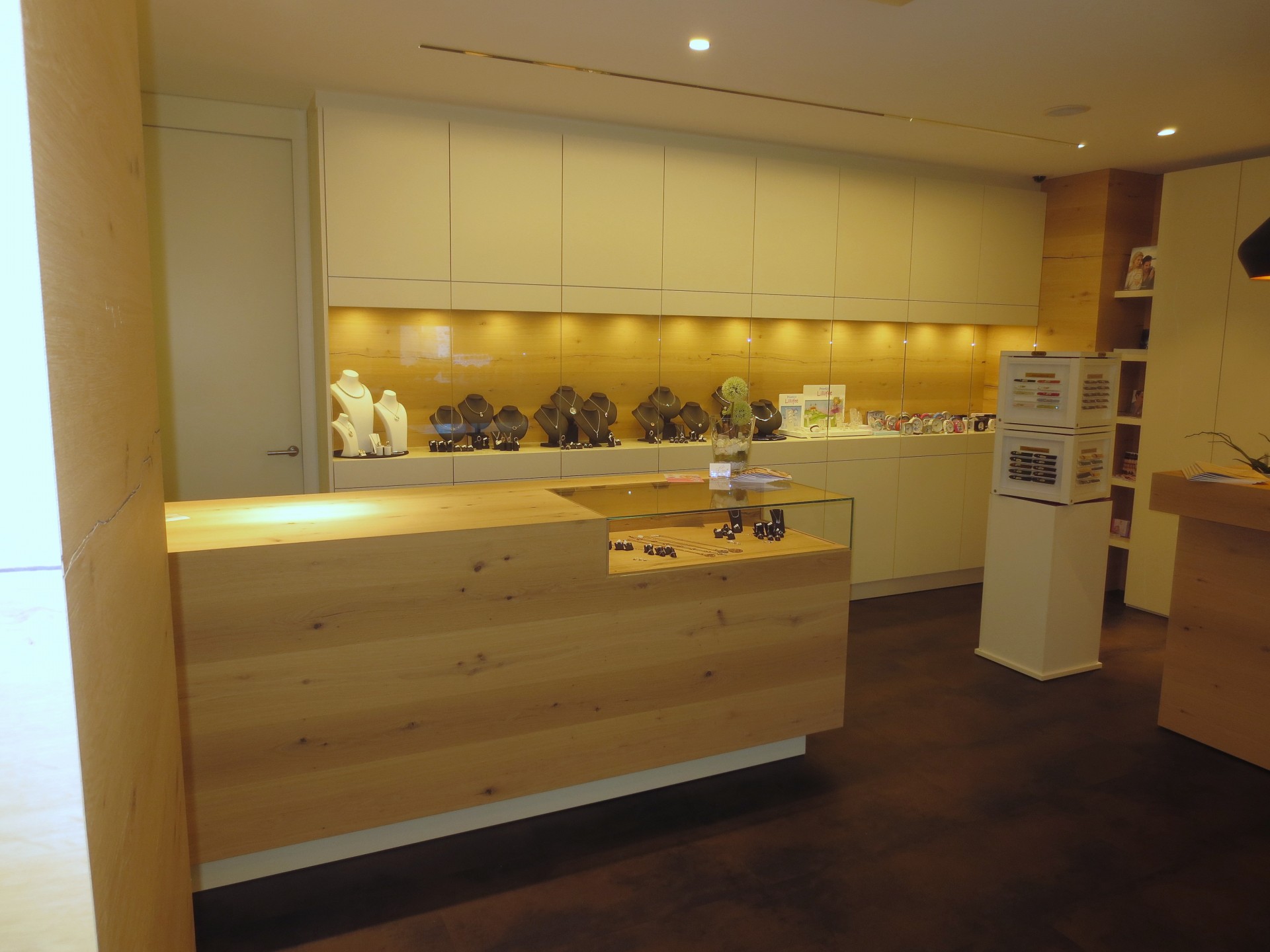 Ausstellungsflächen hinter Glas schützen die hochwertigen Produkte